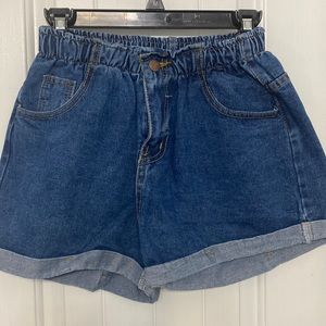 Elastic high waisted denim shorts